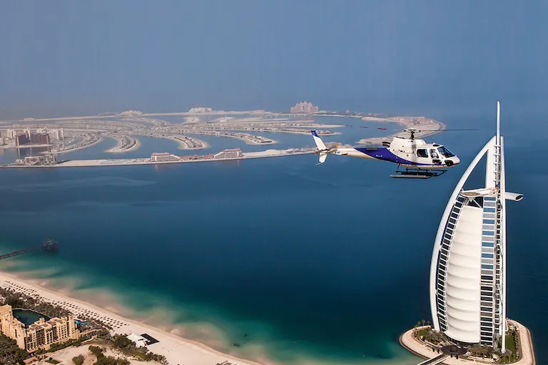 dubai-helikopter-över-palmen